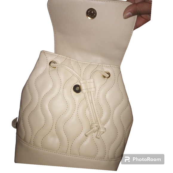 Alexis Bendel Women’s Vegan Leather Quilted Everyday Backpack for travel - Picture 6 of 10